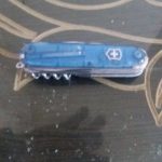 چاقوی دست دوم کارکرده ویکتورینوکس ۱۳کاره سایز بزرگ با دسته شفاف آبی